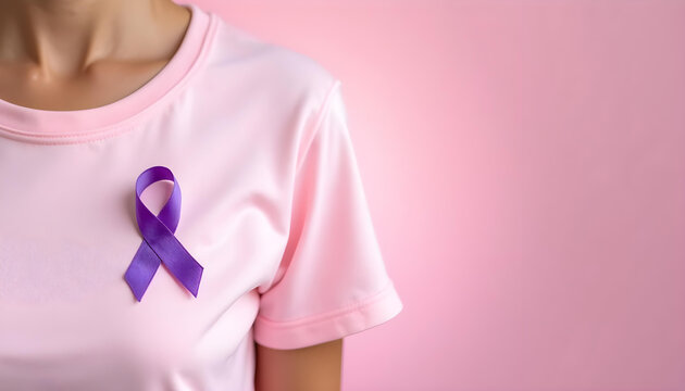 Lazo morado en camiseta de chica. Fondo rosa. S&iacute;mbolo del c&aacute;ncer de mama y del feminismo