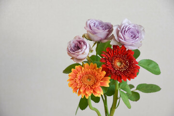 薔薇とガーベラ