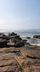 rochas na beira do mar em itanhaém, são paulo 