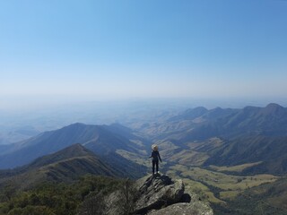 mulher no pico da bacia, na serra da bocaina