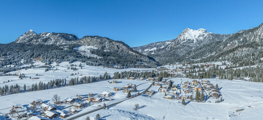 Wolkenloser Wintertag im Tannheimer Tal rund um den Wintersportort Grän