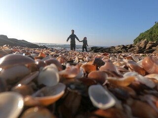 casal em praia de conchinhas em itanhaém, são paulo