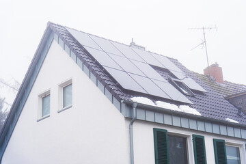 Solarpanele auf einem Dach eines Einfamilienhaus im Nebel in Düsseldorf, Deutschland