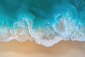 Obraz premium Waves breaking on a sandy beach.