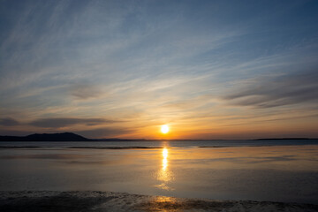 Naklejka premium 美しい湖の夕暮れ 