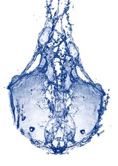 白い背景に流れる抽象的な青い波と水しぶきの3dイラスト