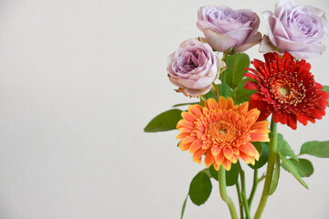 薔薇とガーベラ