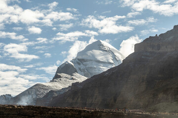 heiliger Berg Kailash in Tibet vor blauem Himmel