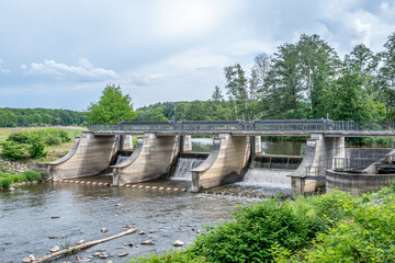 Staudamm und Brücke am Grenzfluss