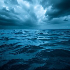 Obraz premium Dramatic ocean scene under stormy clouds.