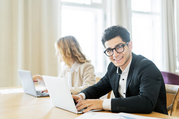Obraz premium Young professionals working together in a modern office setting during a productive morning meeting