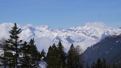 Winter in den Bergen, verschneite Gipfel der Alpen