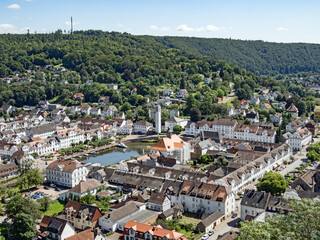 Blick vom Hugenottenturm auf den hessischen Ort Bad Karlshafen an der Weser, Deutschland