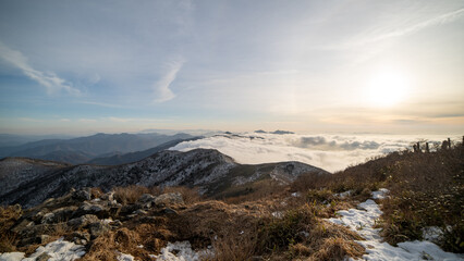 Obraz premium Snowy Trails and Cloud Horizon on Deogyusan