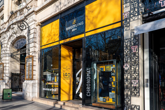 Paris, France - 14 janvier 2024: Vue ext&eacute;rieure de la boutique Breitling avenue des Champs-Elys&eacute;es &agrave; Paris. Breitling est une entreprise et une marque horlog&egrave;re de luxe suisse
