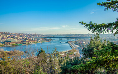 Naklejka premium under the deep blue sky Landscape view from the top of the pierre loti hill golden horn, halic and cityscape in istanbul, constantinople