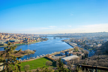 under the deep blue sky Landscape view from the top of the pierre loti hill golden horn, halic and cityscape in istanbul, constantinople