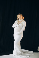 Fototapeta premium Pregnant lady like queen 