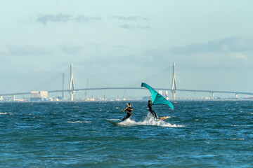 Surfer - Kitsurfer vor Puente de la Constitución de 1812 / größte Spannweite aller spanischen...