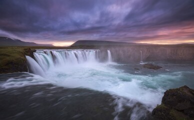 Obraz premium Majestic Waterfall of the Gods in Iceland at Dusk Revealing Stunning Natural Beauty