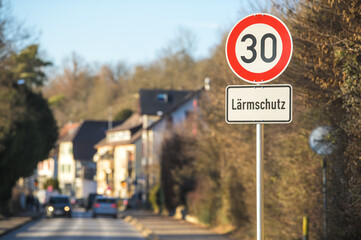 Verkehrsschild Tempo 30 Lärmschutz an befahrener Straße in Wohngebiet in Neckartenzlingen