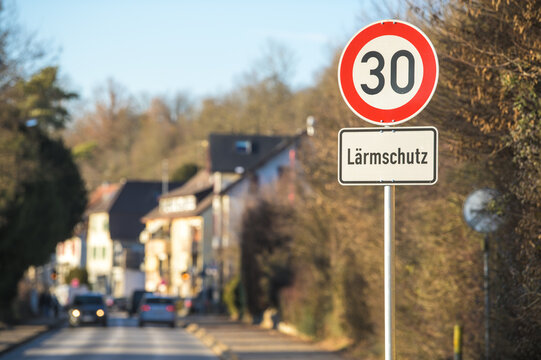 Verkehrsschild Tempo 30 L&auml;rmschutz an befahrener Stra&szlig;e in Wohngebiet in Neckartenzlingen