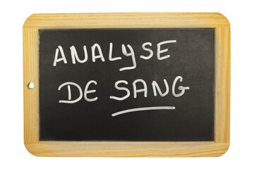 les mots analyse de sang écrit en français sur une ardoise