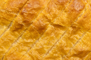 gros plan sur le feuilletage d'une galette des rois	