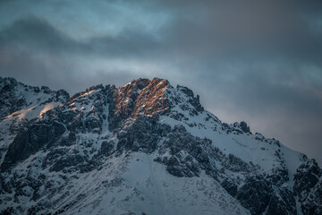 Bergmassiv beim Sonnenuntergang im Winter