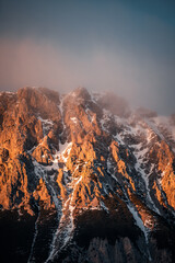 Bergmassiv beim Sonnenuntergang im Winter