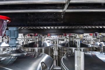 Cuverie en inox dédiée à la vinification du champagne, avec des cuves métalliques reflétant l’atmosphère de la cave.