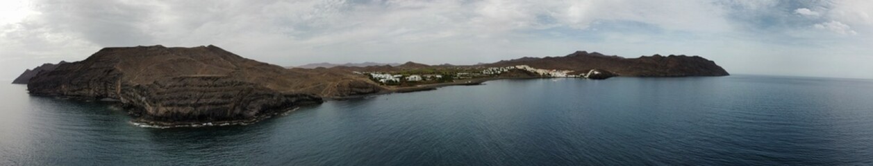 fuerteventura foto panoramica de la costa en los pueblitos foto hecha con drone 