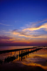 Obraz premium Vibrant Sunset Over Serene sea with Stunning Sky Reflection