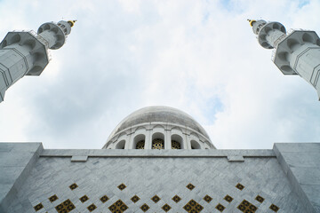 Domed Sheikh Zayed Grand Mosque With Minarets and Ornate Architecture Under a Cloudy Sky