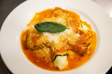 Involtini de berenjena y queso, plato de comida italiana 