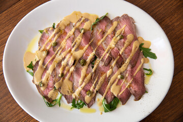 Plato de vitelo tonato italiano