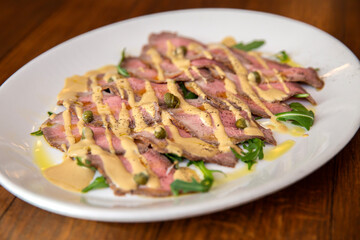 Plato de vitelo tonato italiano