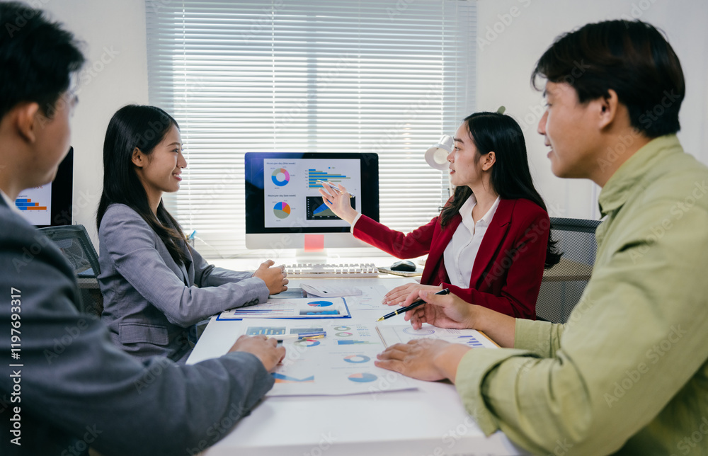 Poster Asian businesswoman pointing at computer screen showing business analysis chart while discussing with coworkers in office meeting, teamwork and collaboration concept