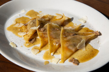 Plato de pasta italiana rellena de foie y queso