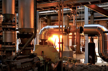 Tubulações em usina ao entardecer