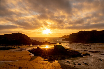 Sunset at low tide om Porth Dafarch Beach Anglesey