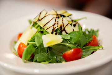 Ensalada de rúcula, queso y tomates