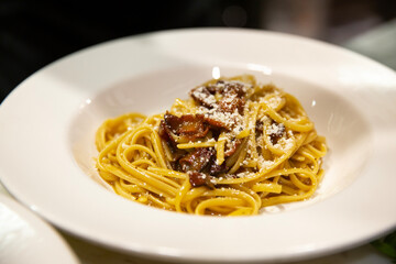 Plato italiano de espaguetis carbonara