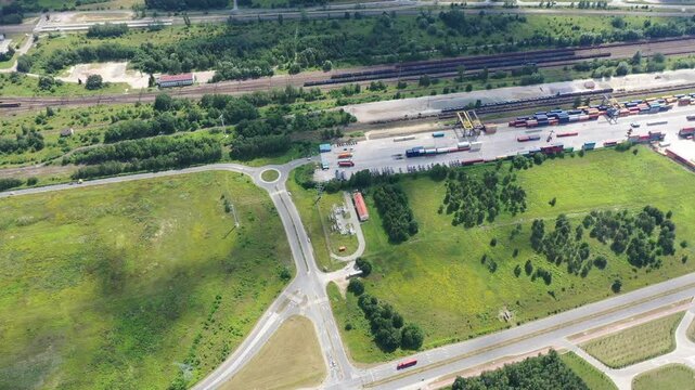 Przelot dronem w pobliżu magazynu przeładunkowego