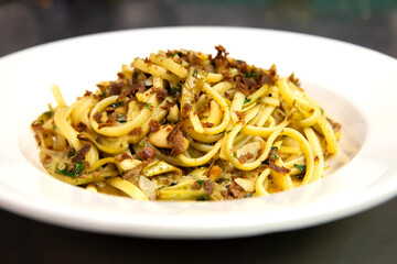 Plato de pasta italiana con botarga y alcachofas