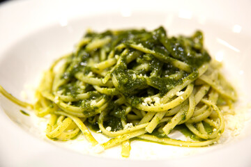 Plato de pasta italianicen pesto