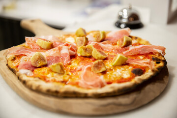 Pizzas italianas con diferentes ingredientes y elaboración en horno de leña