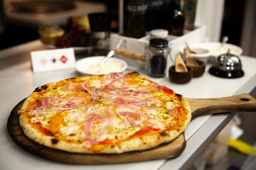 Pizzas italianas con diferentes ingredientes y elaboración en horno de leña