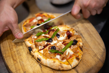 Pizzas italianas con diferentes ingredientes y elaboración en horno de leña