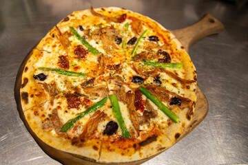 Pizzas italianas con diferentes ingredientes y elaboración en horno de leña